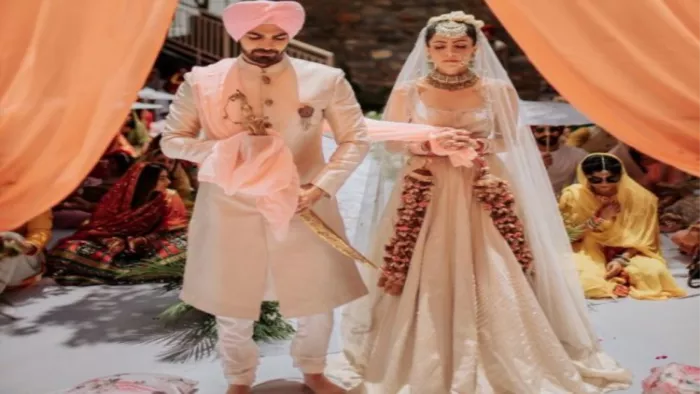 Karan V Grover Marriage: अभिनेता करण वी ग्रोवर ने 31 मई को अपनी प्रेमिका पॉपी जब्बल से शादी कर ली