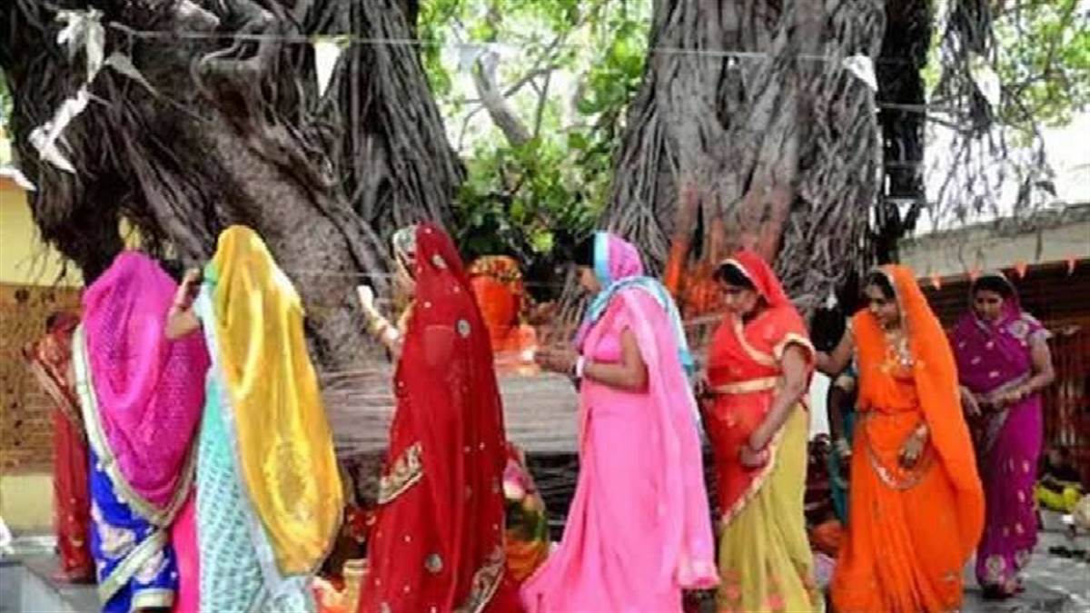 छत्तीसगढ़ के जशपुर जिले में वट सावित्री पूजा के दिन लोगों को आक्रोश फूट पड़ा।