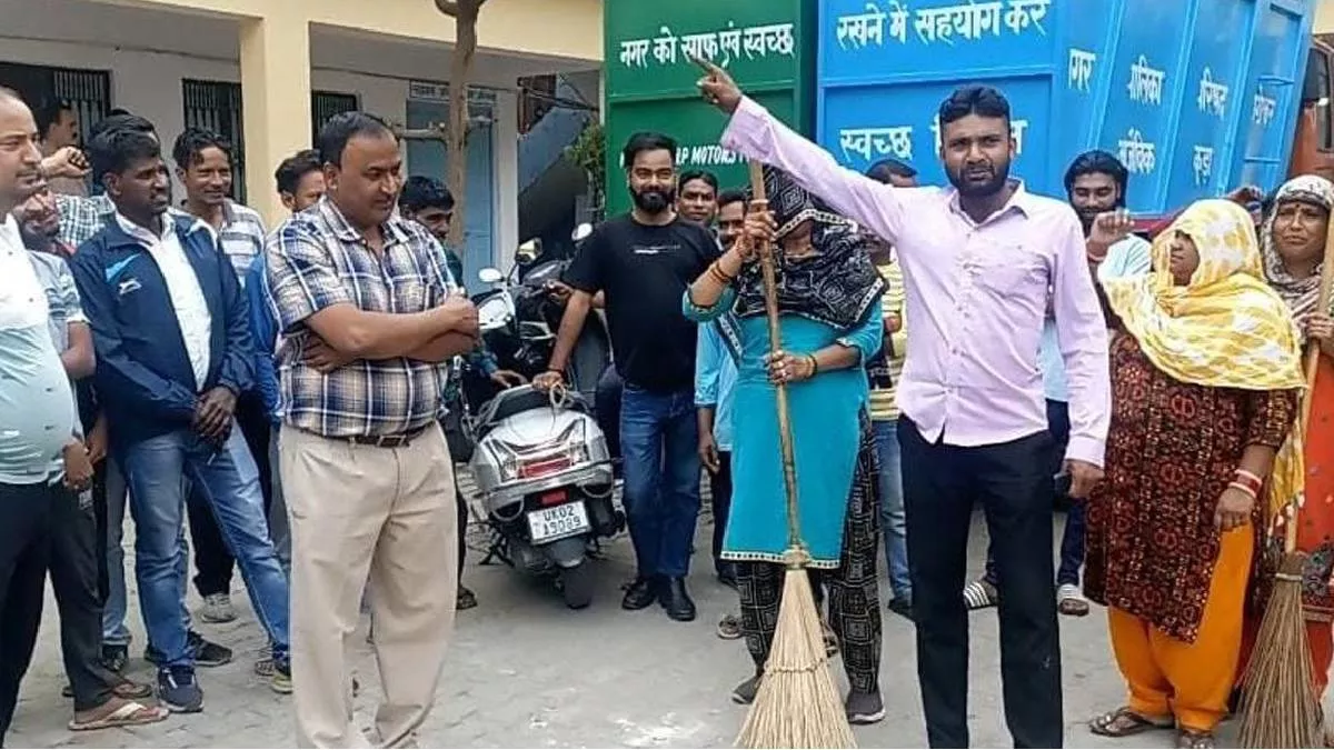 https://www.jagranimages.com/images/newimg/01062023/01_06_2023-bageshwars_cleaning_workers_demonstrated_23429555.jpg