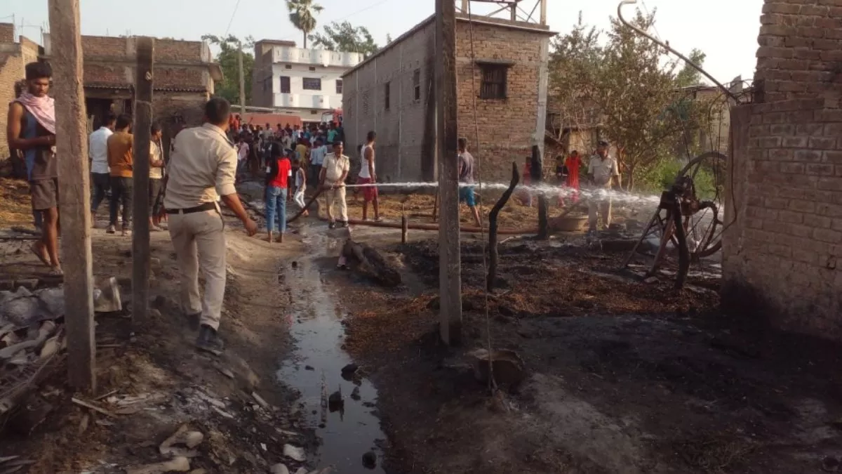 Muzaffarpur News: शॉर्ट सर्किट से लगी आग की चपेट में आए एक ही परिवार के 3 लोग जिंदा जले, 15 घर जलकर हुए राख