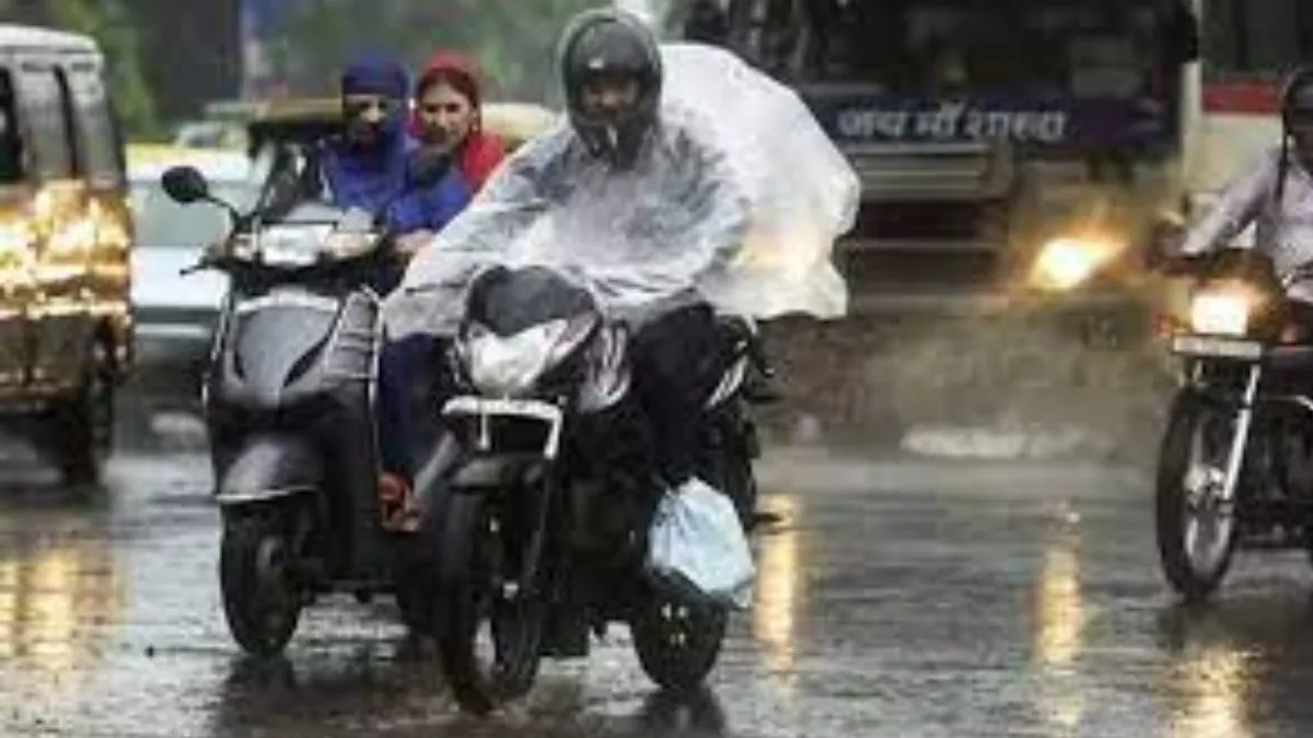 अगर बाइक चलाते समय अचानक होने लगे बारिश तो तुरंत करें ये काम, स्मार्ट बनने के चक्कर में कहीं हो न जाए गलती