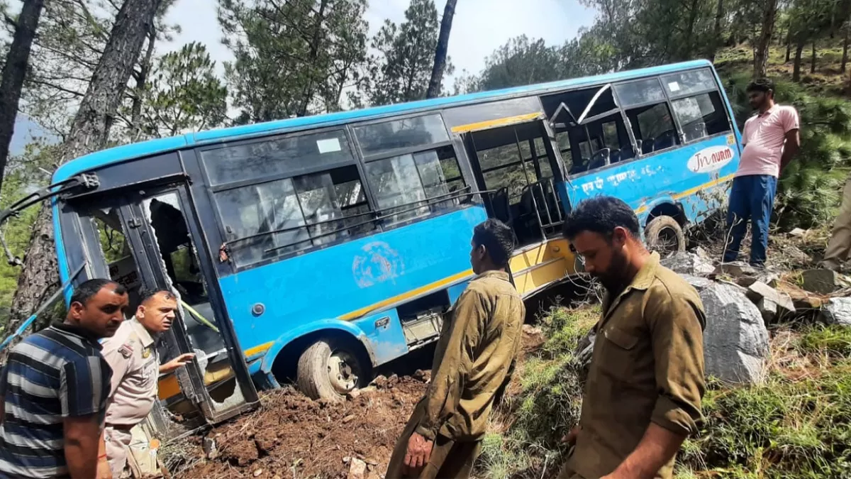 Mandi Bus Accident: हिमाचल के मंडी में परिवहन निगम की बस खाई में गिरी, 40 सवारियां घायल