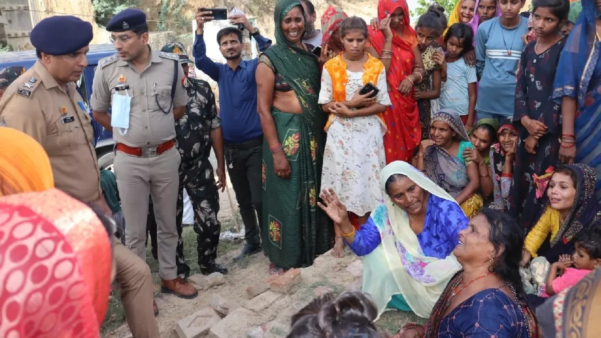 बीहड़ में ऑनर किलिंग: पेड़ पर लटका मिला युवती का शव, धड़ से अलग युवक का सिर, 27 दिन पहले हुई थी शादी