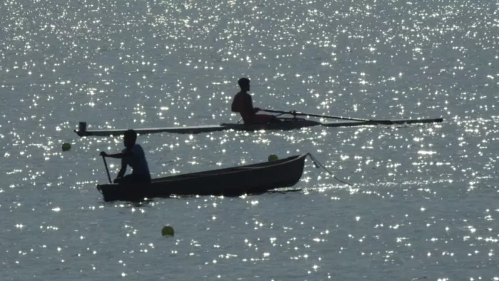 खेलो इंडिया यूनिवर्सिटी गेम्स रोइंग के तहत रामगढ़ताल में रोइंग करता खिलाड़ी। -अभिनव राजन चतुर्वेदी