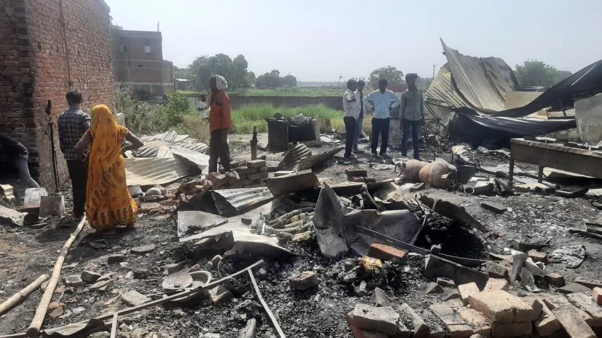https://www.jagranimages.com/images/newimg/01062023/01_06_2023-two_burnt_alive_in_sitamarhi_1_23429240.jpg