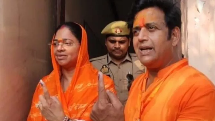 गोरखपुर में वोट देकर निकलते सांसद रविकिशन।