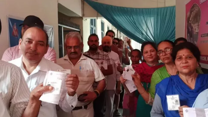 Punjab Lok Sabha Election 2024: पोलिंग बूथ पर महिला BLO की बिगड़ी हालत