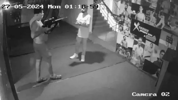 रांची के एक्सट्रीम बार में डीजे संदीप पर गोली चलाता अभिषेक।