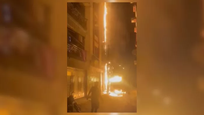 Delhi Fire News: साकेत में एक घर के बाहर गैस पाइपलाइन में लगी भयंकर आग।
