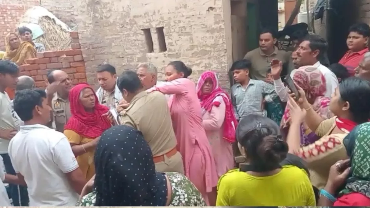 यूपी के बागपत में दरवाजे के विवाद में पथराव, दारोगा से मोबाइल छीना; पुलिस से भिड़ गईं महिलाएं