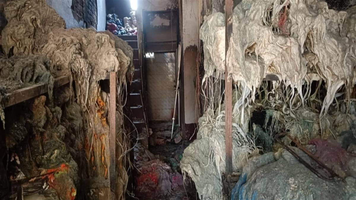 fire engulfs plastic bag shop in chapra city saran