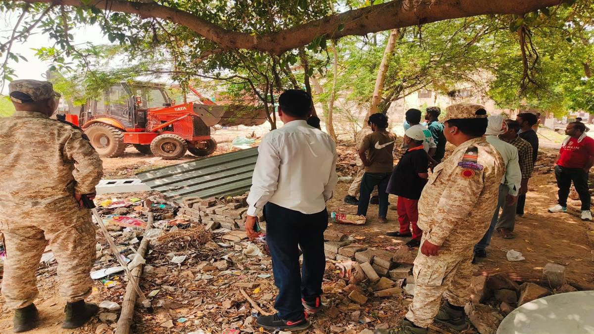 agra news up avas vikas parishad removes illegal possession in kamlanagar