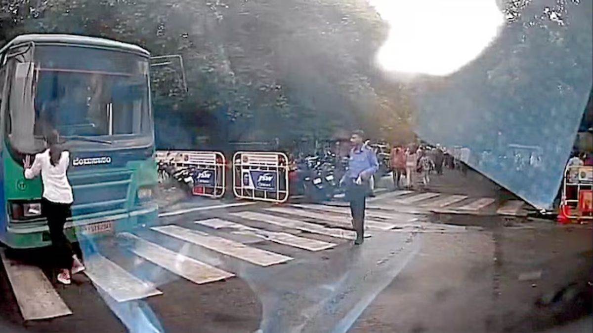 https://www.jagranimages.com/images/newimg/01062025/01_06_2025-bengaluru_bus_woman_23953363.jpg
