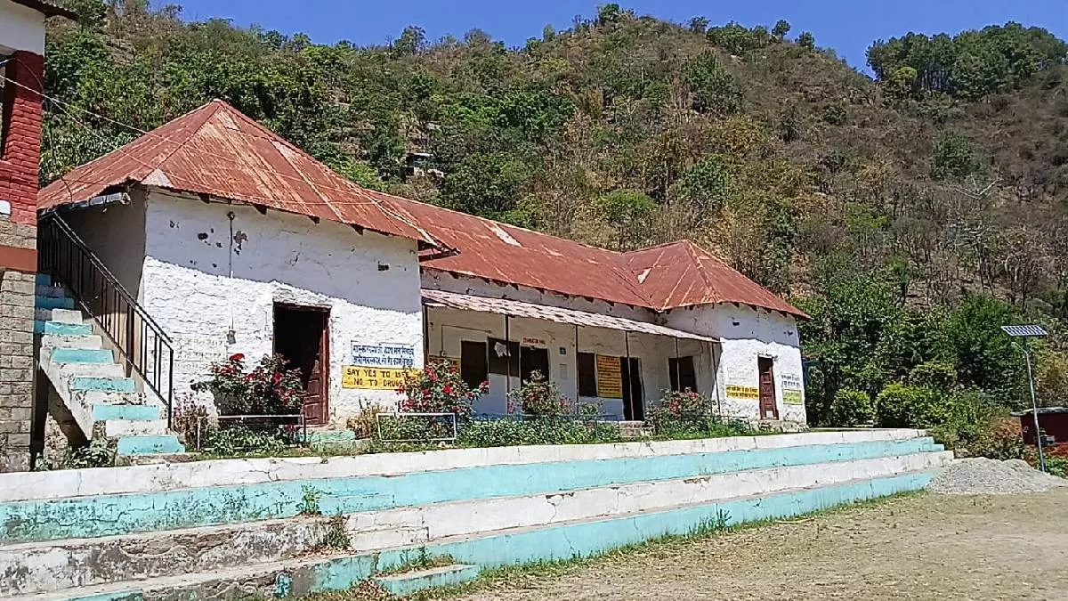 Himachal School: नहीं जागा शिक्षा विभाग, पेड़ की छांव में पढ़ने को मजबूर हैं इस स्कूल के विद्यार्थी