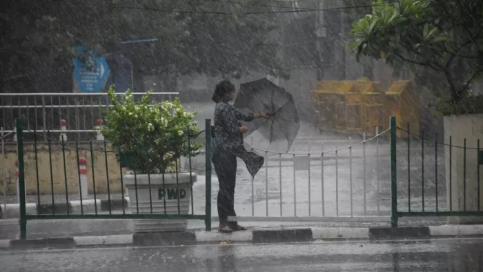 आज तेज तूफान और हल्की बारिश शुरू हो गई। सांकेतिक तस्वीर