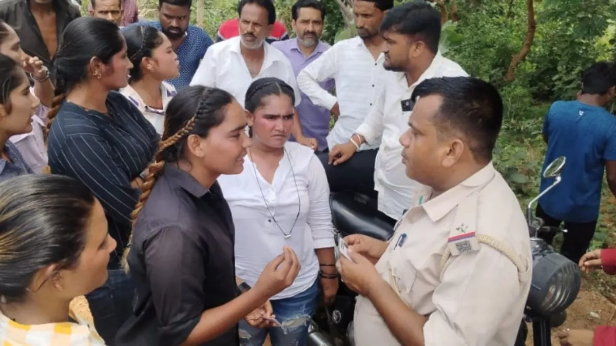 जामताड़ा में कैंसर पीड़ितों के नाम पर लड़कियां कर रही वसूली, पुलिस ने डांटकर भगाया