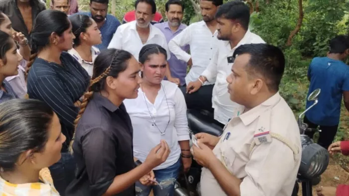 दिन में हाईवे पर वाहनों से राशि वसूलते लड़कियों ने किया तमाशा। (जागरण)