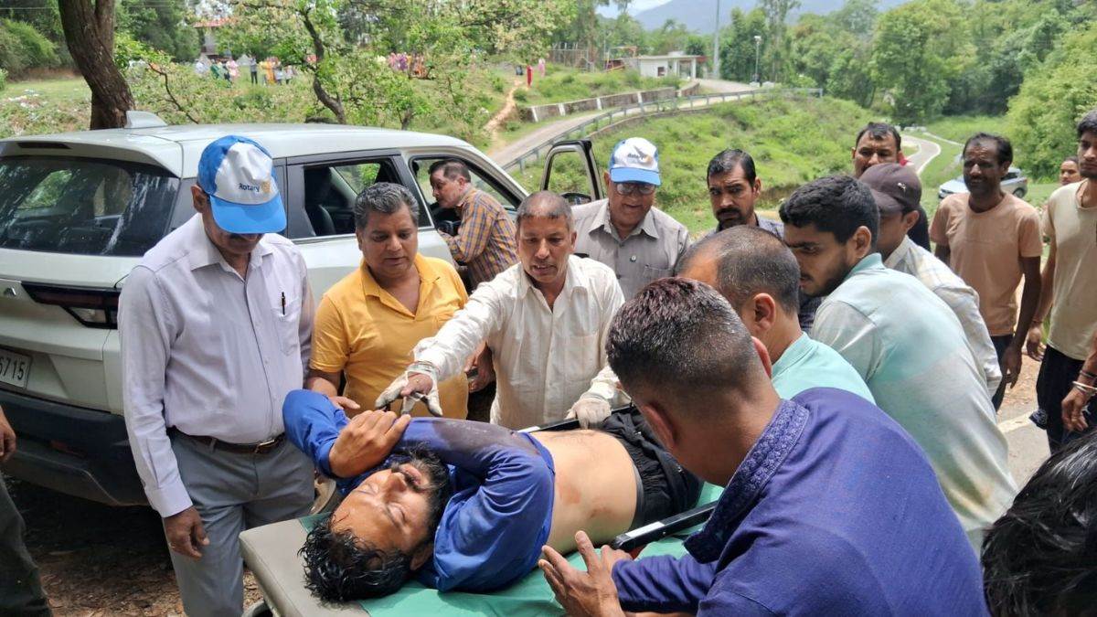 paragliding accident in mandi pilot injured after losing control