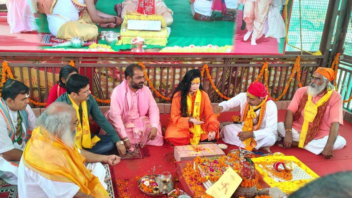 https://www.jagranimages.com/images/newimg/01062025/01_06_2025-mamata_kulkarni_sambhal_kalki_mandir_23952949.jpg