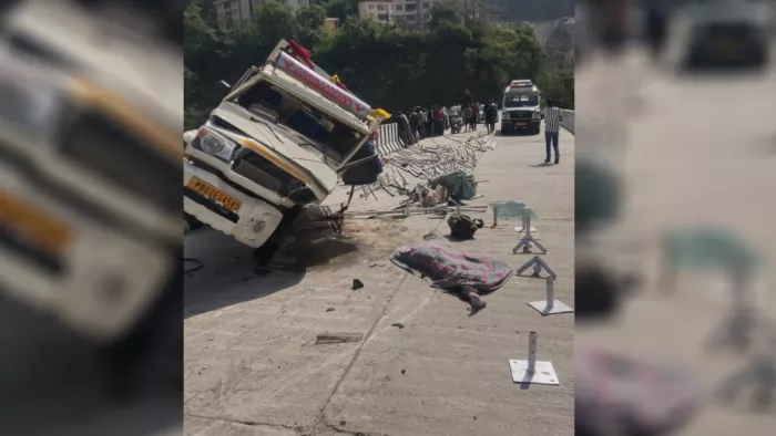दर्दनाक हादसे में अब तक 5 लोगों की मौत हो गई है।