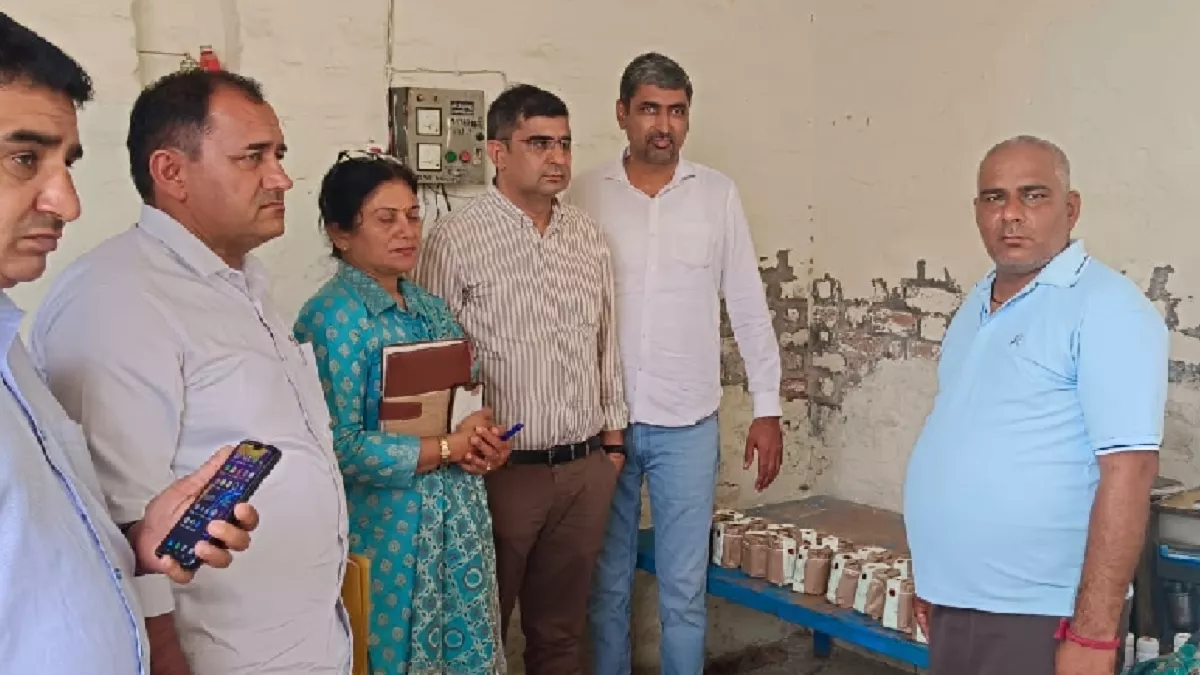 फतेहाबाद में बिना लाइसेंस चल रहे डेयरी में छापा, 7500 लीटर दूध और 135 किलो मिल्क पाउडर बरामद