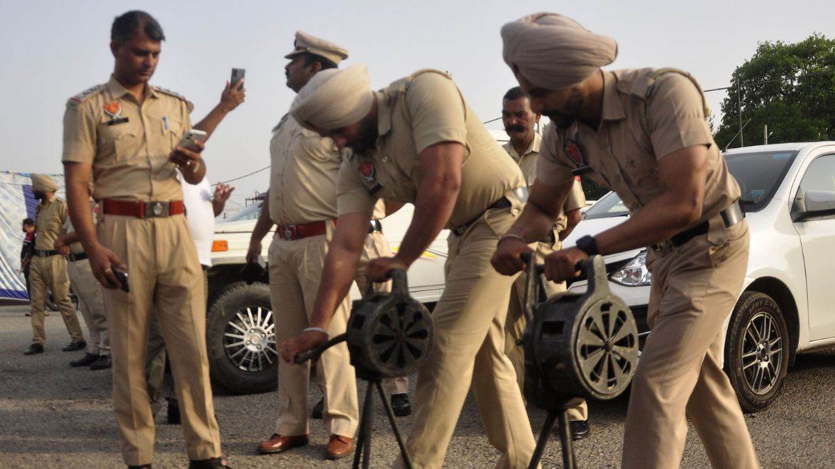 https://www.jagranimages.com/images/newimg/01062025/01_06_2025-police_7_23952659.jpg