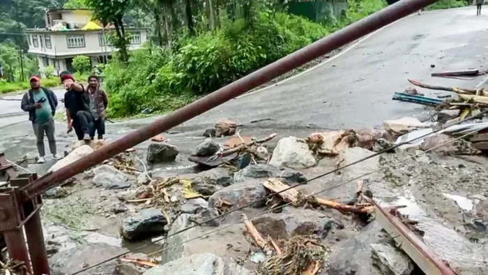 सिक्किम में बाढ़ और भूस्खलन में फंसे पर्यटक (फोटो सोर्स- एएनआई)