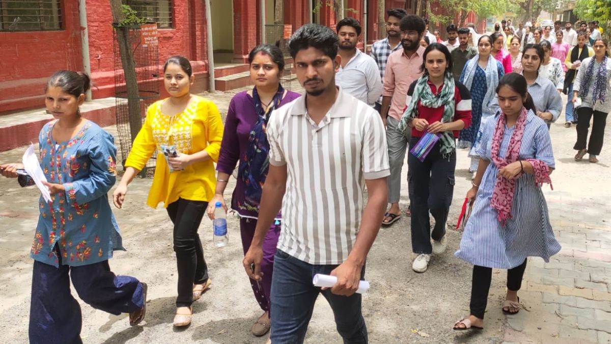 https://www.jagranimages.com/images/newimg/01062025/01_06_2025-students_meerut_bed_23953109.jpg