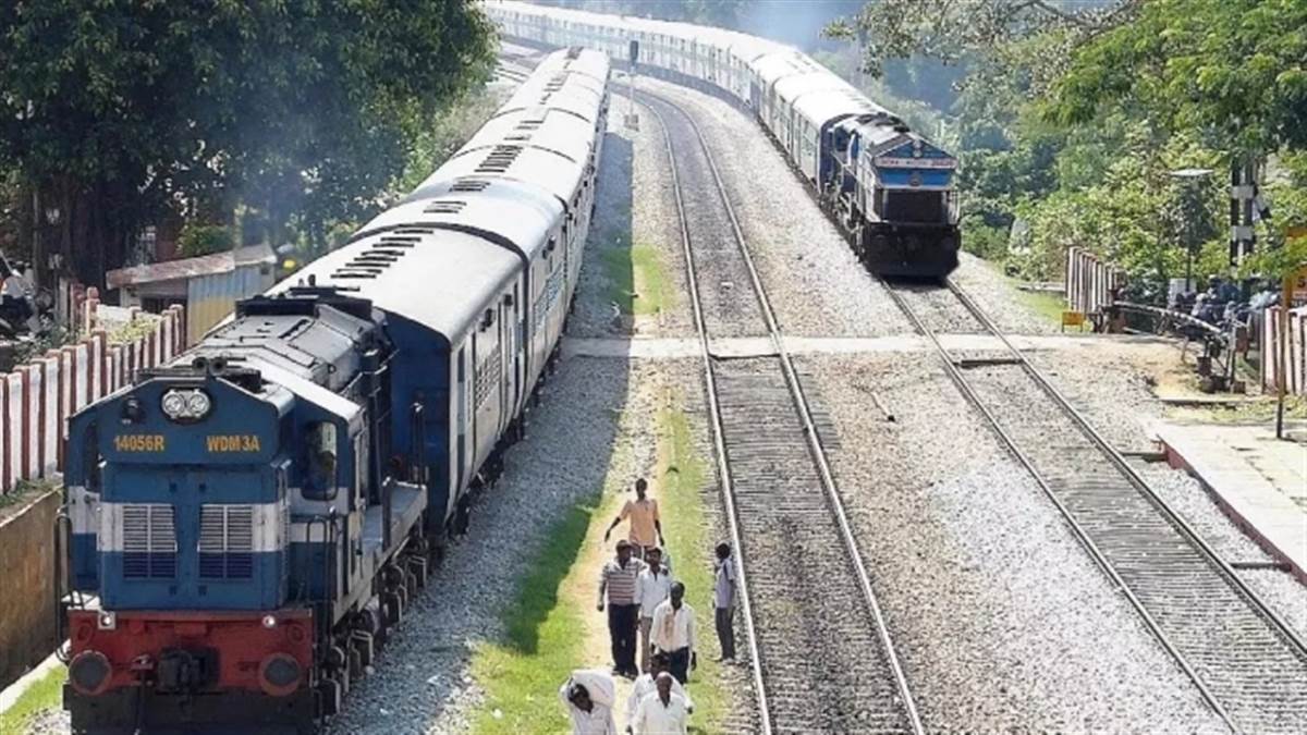 https://www.jagranimages.com/images/newimg/01062025/01_06_2025-train_3_23953318.jpg