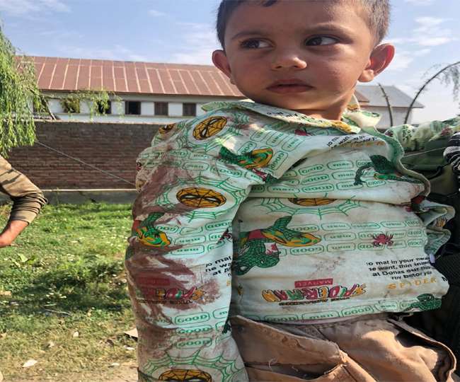 Terror Attack in Kashmir: आतंकियों की गोलियों की बौछार के बीच जवान ने बच्चे को बचाया, देखें वीडियो