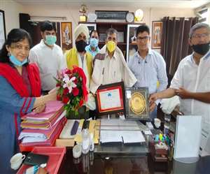 उच्च शिक्षा कल्याण परिषद ने एचएनबी चिकित्सा शिक्षा विश्वविद्यालय कुलपति डा. हेमचंद्र पांडे को उत्तराखंड चिकित्सा रत्न से सम्मानित किया।