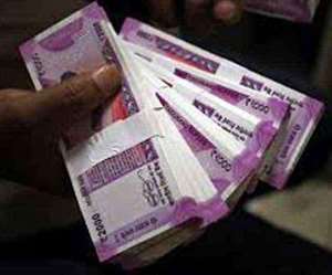 संस्थान के जिन कर्मचारियों की मृत्यु हो चुकी है, उनके आश्रितों को एक-एक लाख रुपये की राहत राशि प्रदान की!