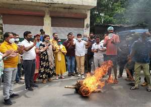 कांग्रेस भवन रेलवे रोड में पार्टी कार्यकर्ताओं ने प्रदेश सरकार का पुतला दहन किया गया।