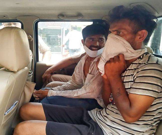ludhiana people catch snatchers and hand them over to police
