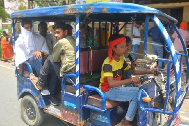 नाबालिगों के हाथ ई-रिक्शा की कमान, खतरे में जान