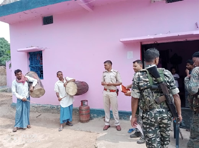 पुलिस ने 25 लाख का इनामी माओवादी गौतम के घर पर चिपकाया इश्तेहार