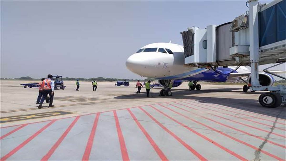 https://www.jagranimages.com/images/newimg/01072022/01_07_2022-airport_22852573.jpg