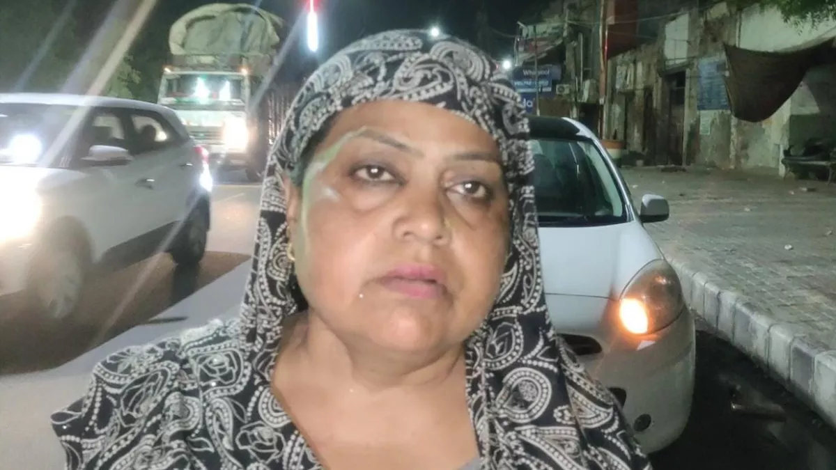 Agra News: एक किलोमीटर पीछे से लगे थे बदमाश, चेन खींच महिला को गिरा दिया एक्टिवा से सड़क पर