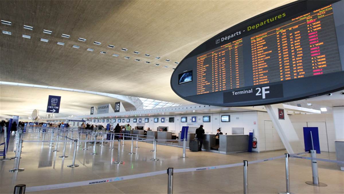 फ्रांस में एयरपोर्ट कर्मचारियों ने की है हड़ताल