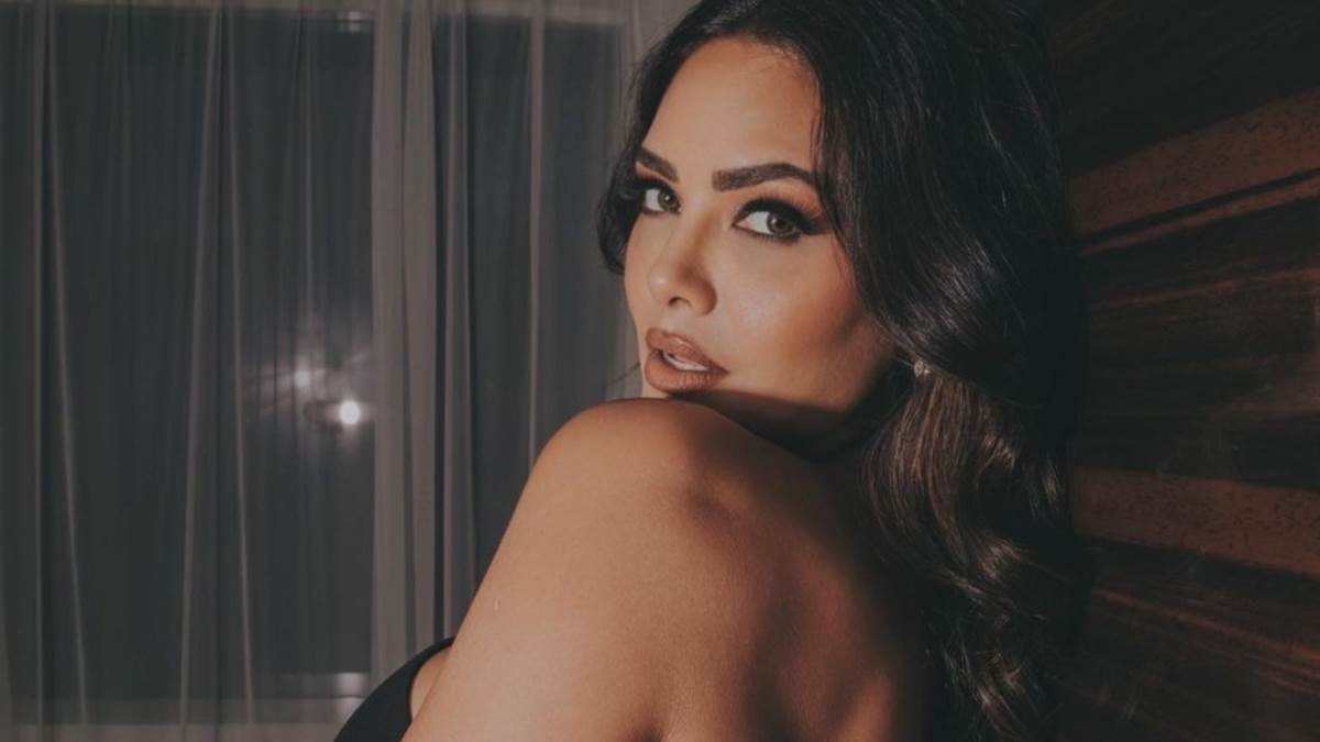 esha gupta bold photos aashram 3 actress wear open pink top enjoyed her lunch in restaurant with boyfriend