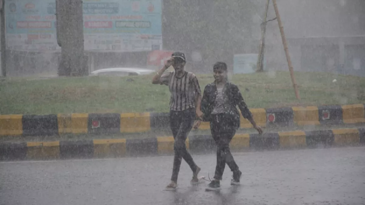 Weather Update Today:  यूपी बिहार दिल्ली सहित इन राज्यों में भारी बारिश का अलर्ट, मुंबई में हाईटाइड की संभावना, जानें- मौसम का ताजा हाल