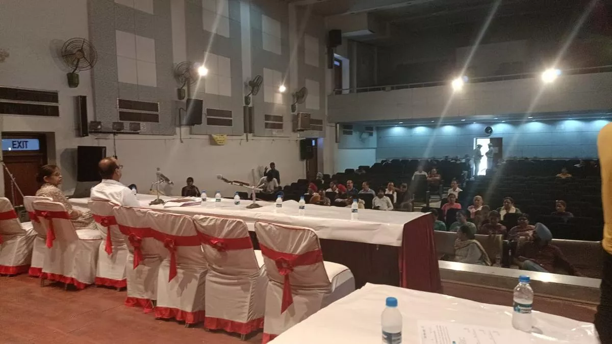 Jalandhar MC House Meeting : एलईडी प्रोजेक्ट में गड़बड़ी पर जोरदार हंगामा, पार्षदों ने मेयर जगदीश राजा को घेरा