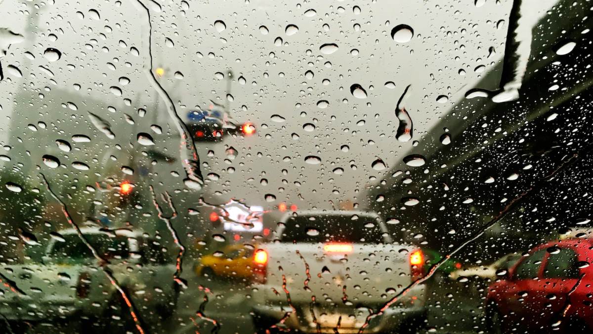 तेज बारिश में ड्राइविंग करने के पहले हो जाइए सावधान, खतरे से बचना है तो…-Be careful before driving in heavy rain, if you want to avoid danger…