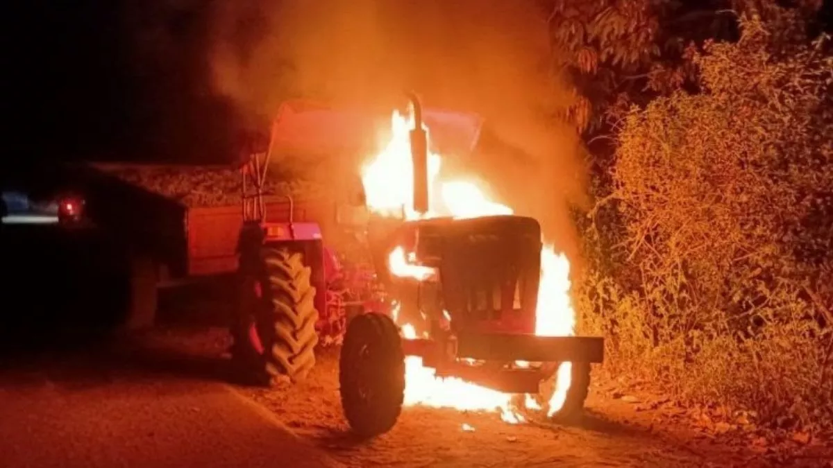 उग्रवादियों ने बालू लाने गए ट्रैक्टर को किया आग के हवाले, पीएलएफआई के सदस्यों ने दिया वारदात को अंजाम