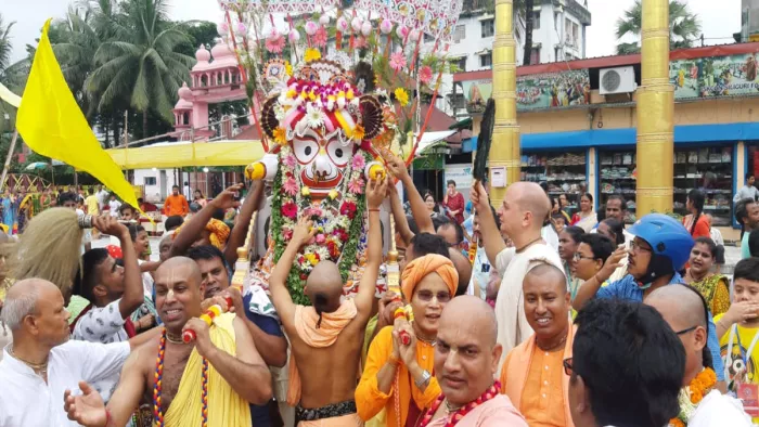 भगवान जगन्नाथ के बड़े भाई बलराम जी के रथ को खींचते श्रद्धालु। जागरण फोटो।