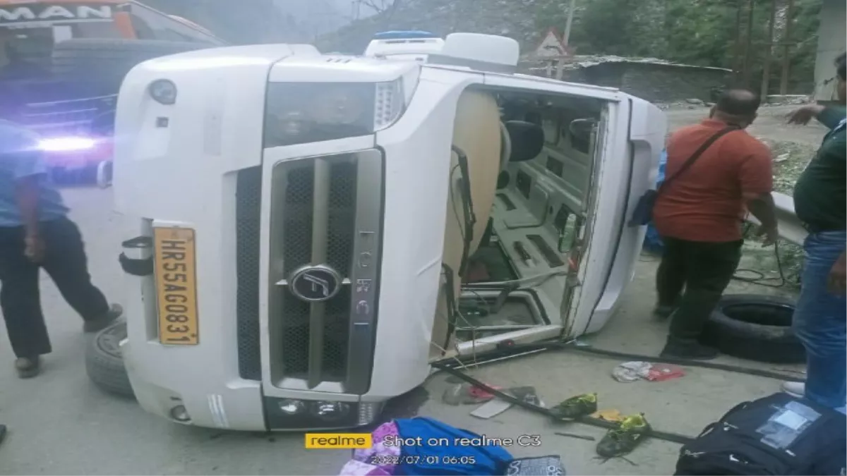 Banihal Road Accident : अमरनाथ श्रद्धालुओं को ले जा रहा टेंपो ट्रेवल सड़क पर फिसला, चार यात्री घायल