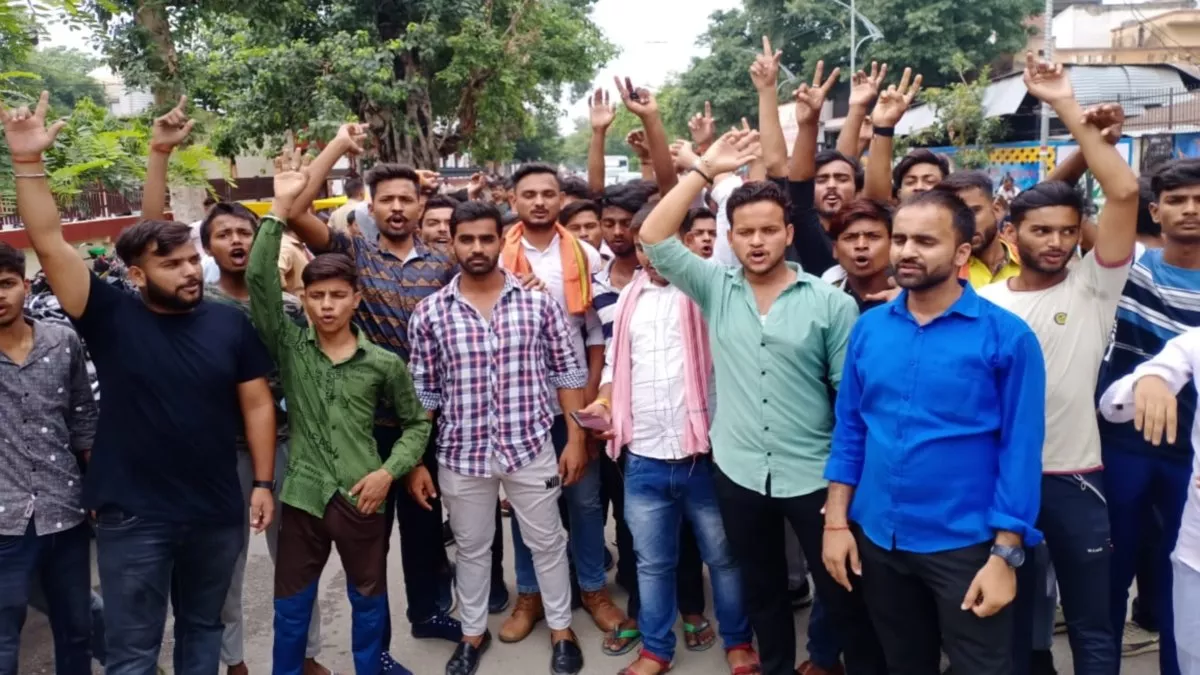 उदयपुर घटना के विरोध में शाहजहांपुर में कलक्ट्रेट पहुंचे छात्र, कन्हैया लाल के हत्यारों को फांसी दिलाने की उठाई मांग