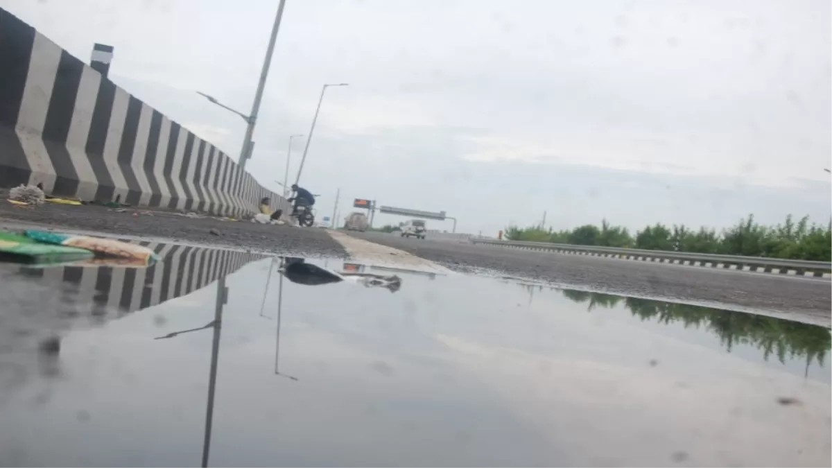 Delhi-Meerut Expressway: हल्‍की बारिश में ही एक्सप्रेस-वे पर भर रहा पानी, कटे मिट्टी वाले किनारे, कमियों पर उठे सवाल