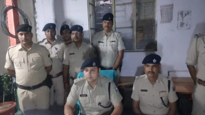 लोदीपुर थाना परिसर में मनीष हत्याकांड का उद्भेदन करते विधि व्यवस्था डीएसपी डॉ गौरव कुमार