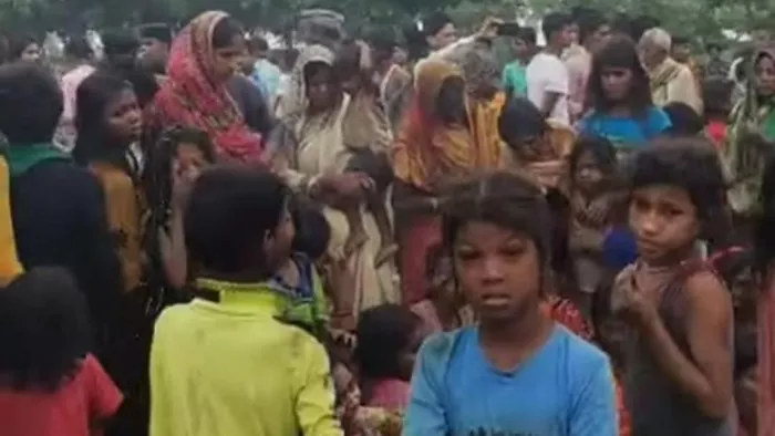 ढाका-घोड़ासहन पथ में करसहिया गांव के पास रोड जाम करते ग्रामीण। जागरण